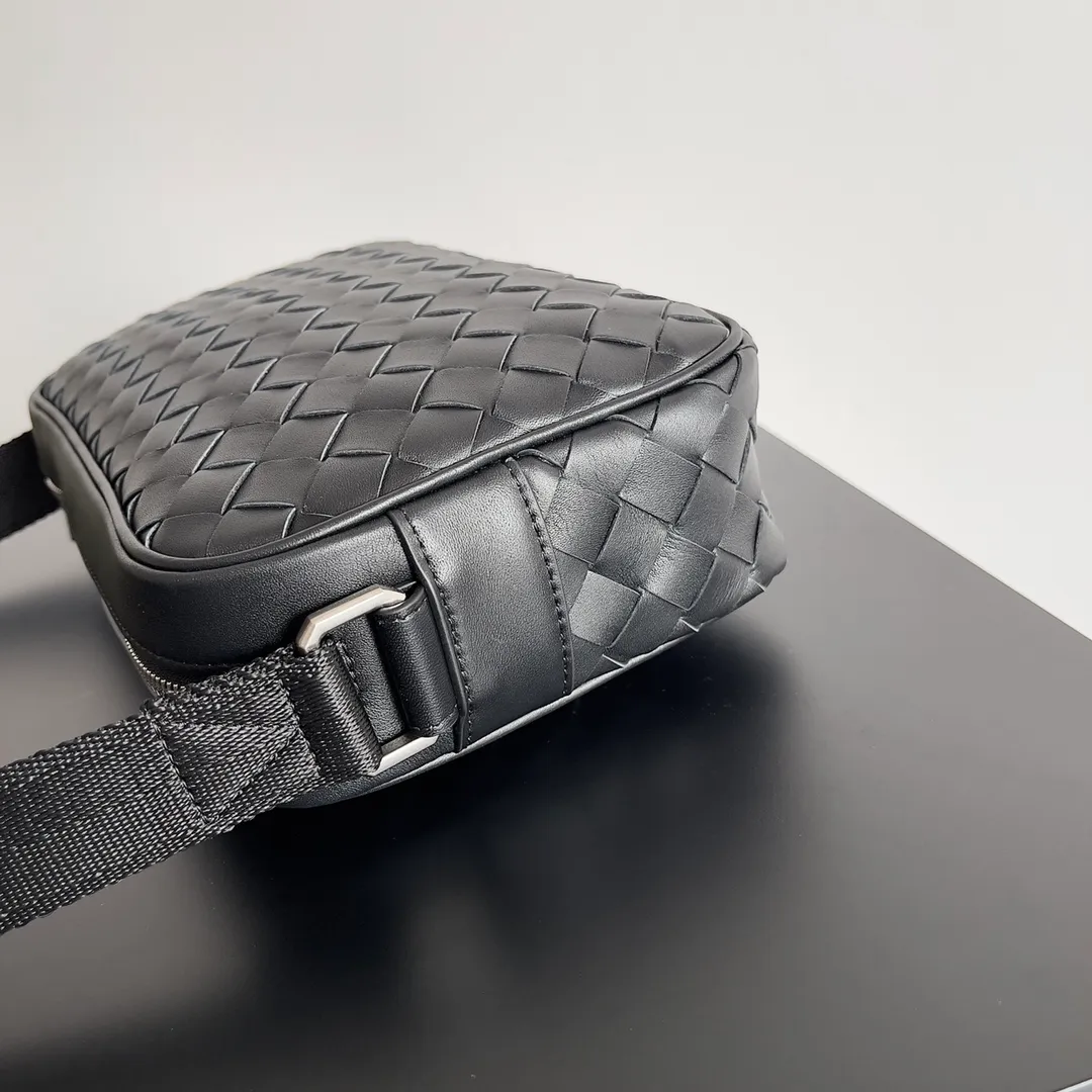 Batch 1480 BV lntrecciato woven leather crossbody bag. The zipper opens and closes, and the space is too big. It meets the daily needs of going out on the street. There are no problems with mobile phones, wallets, and power banks. The weaving process is used, and the texture of the upper body is very high-end. Model number: 710048 Size: 25*7.5*16